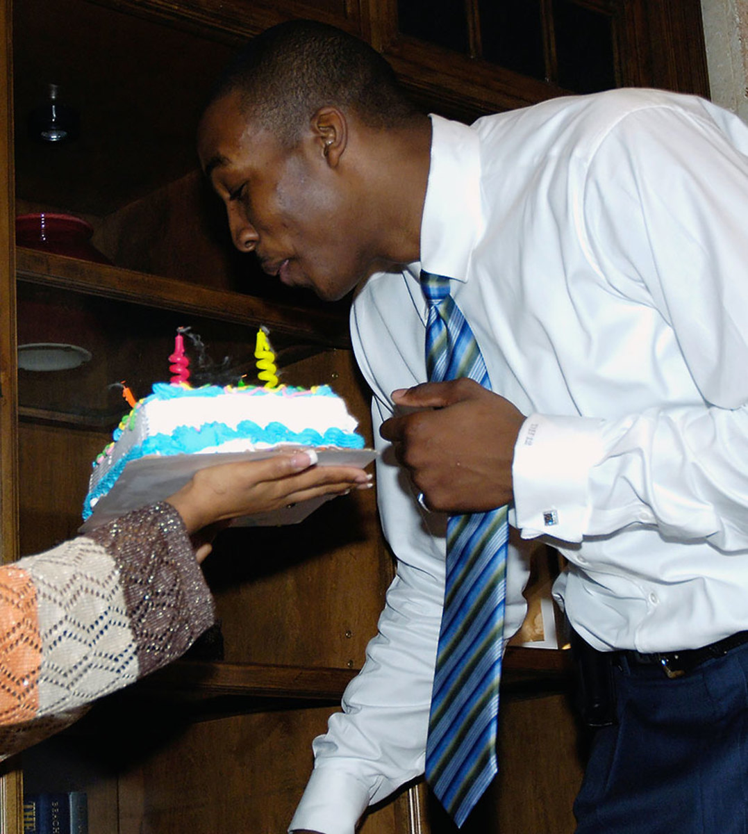 2005-1208-Dwight-Howard-birthday-cake.jpg