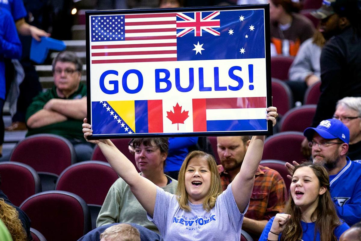 2016-0312-Buffalo-Bulls-fan.jpg