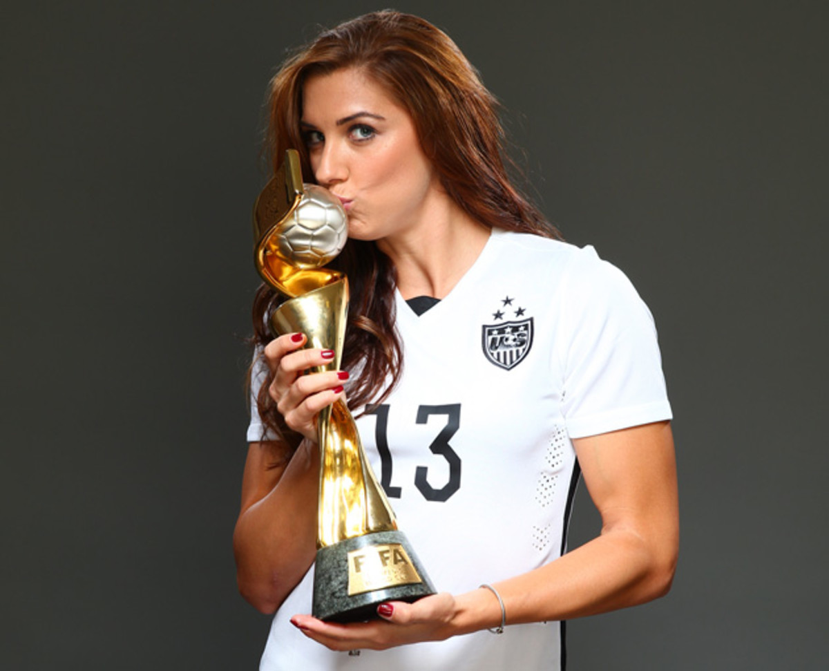 alex-morgan-wwc-trophy.jpg