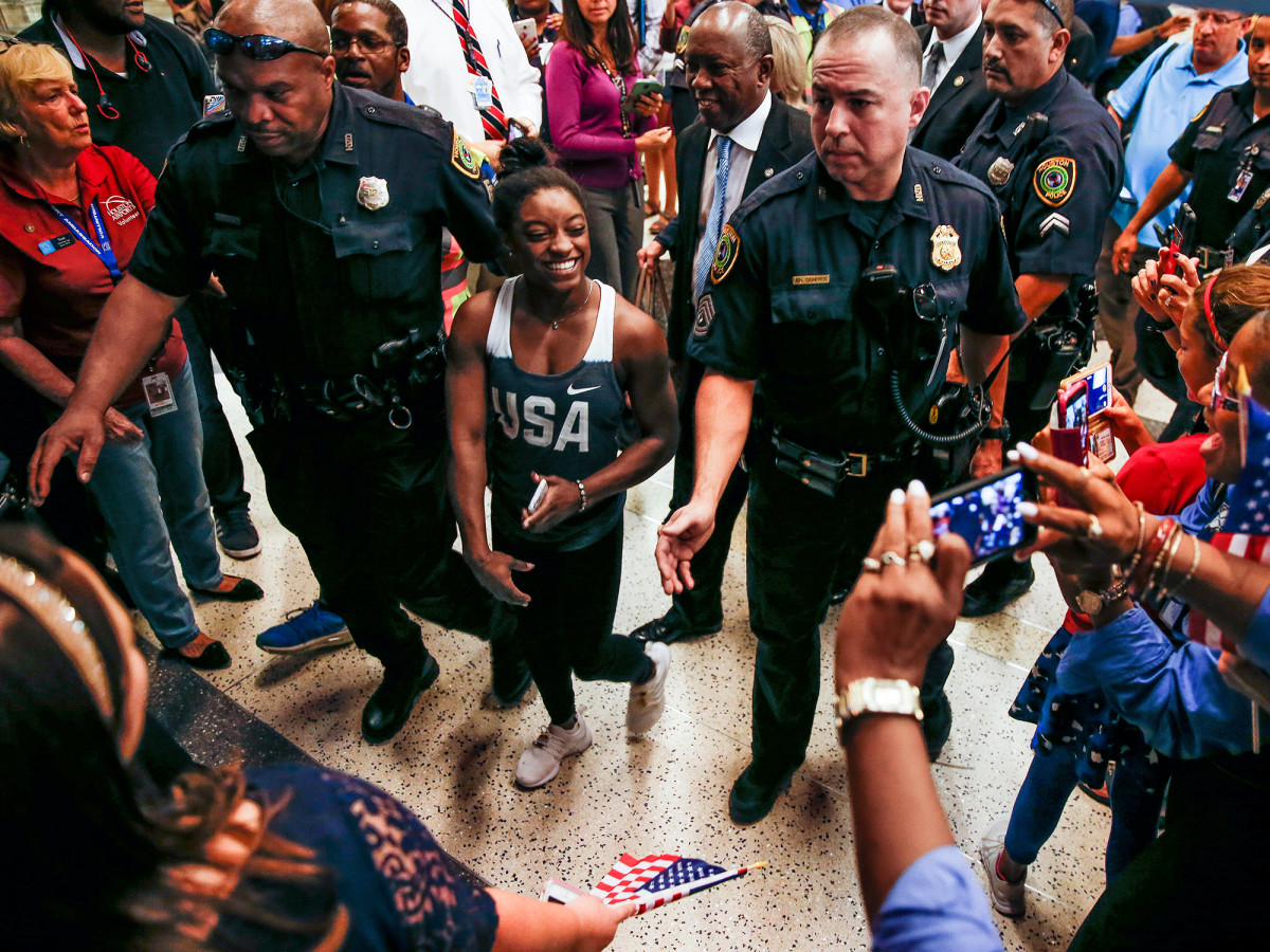 simone-biles-houston-airport.jpg