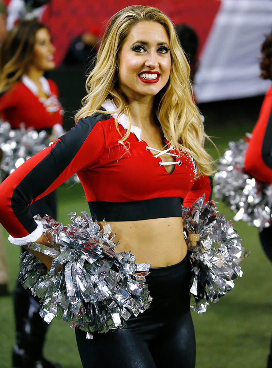 Atlanta-Falcons-cheerleaders-AP_16353789008860.jpg