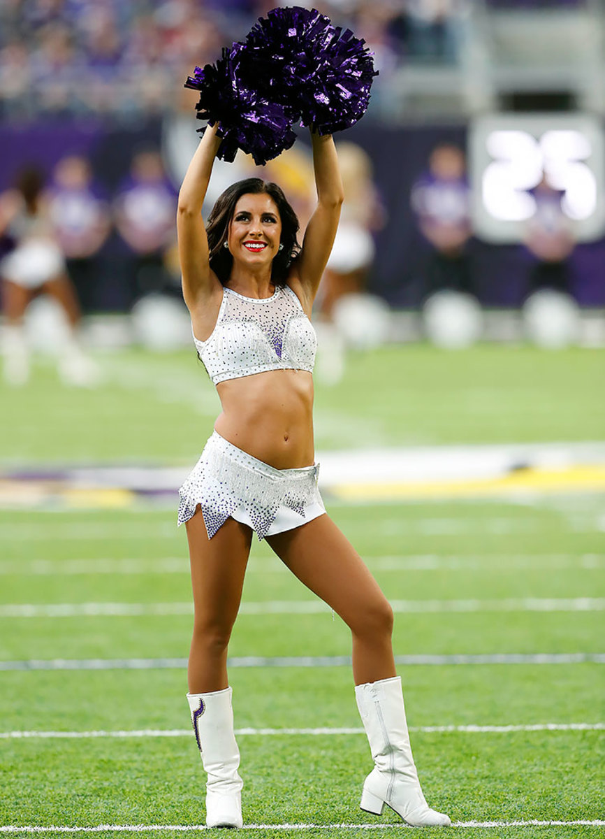 Minnesota-Vikings-cheerleaders-AP_16353650483321.jpg