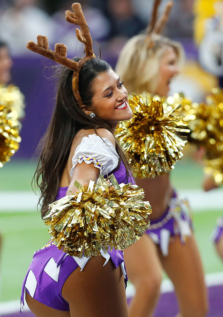 Minnesota-Vikings-cheerleaders-AP_16353742672190.jpg