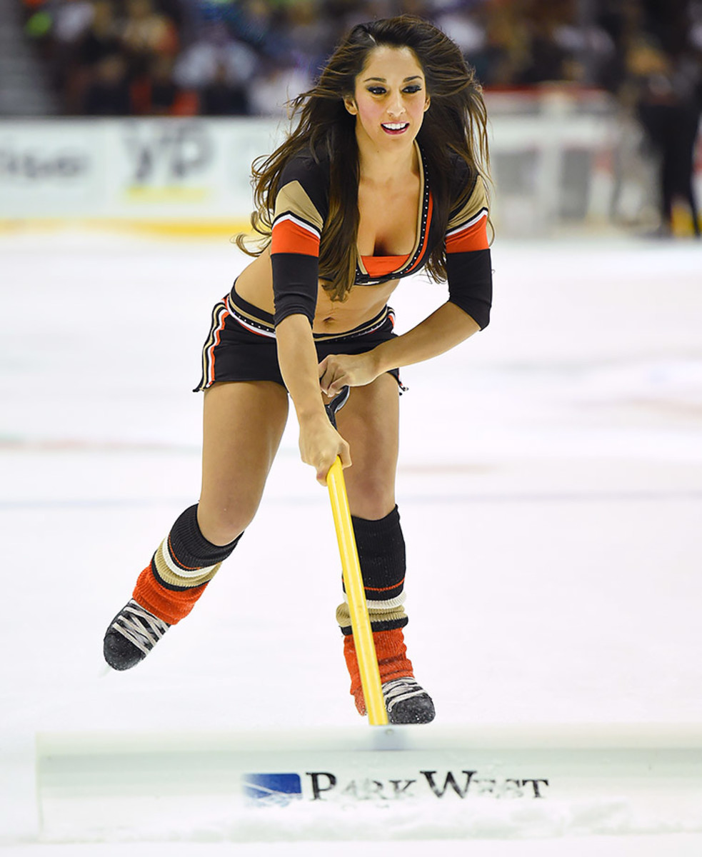 Anaheim-Ducks-Power-Players-Ice-Girls-0071511063324_Blue_Jackets_at_Ducks.jpg