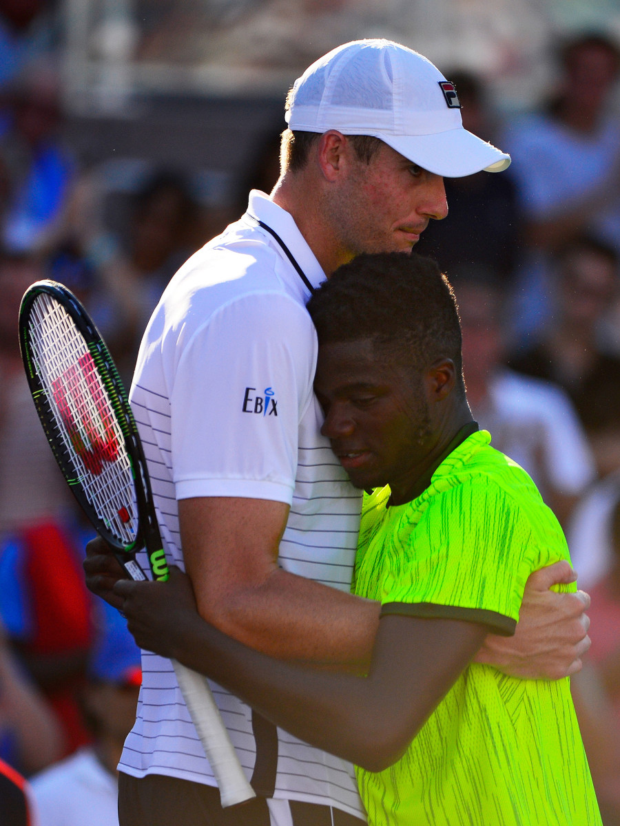 john-isner-frances-tiafoe-hug.jpg