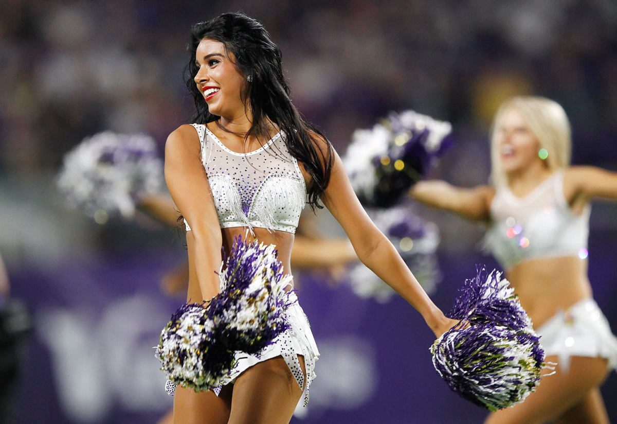 Minnesota-Vikings-cheerleaders-AP_220116274716.jpg