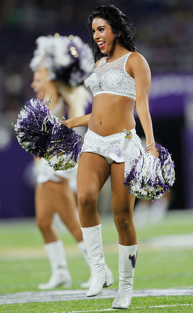 Minnesota-Vikings-cheerleaders-AP_421360553233.jpg