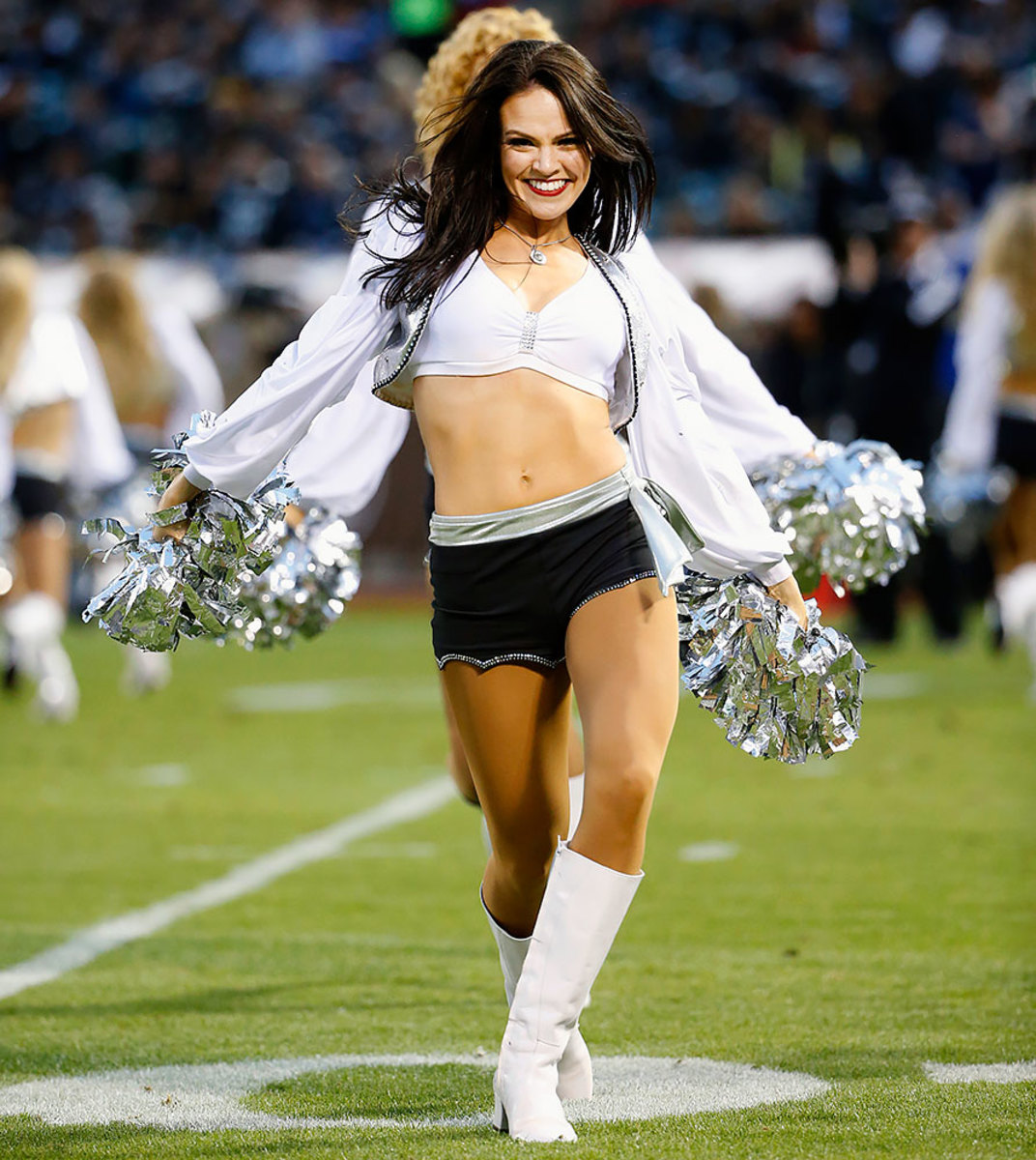 Oakland-Raiders-Raiderettes-cheerleaders-AP_97458211732.jpg