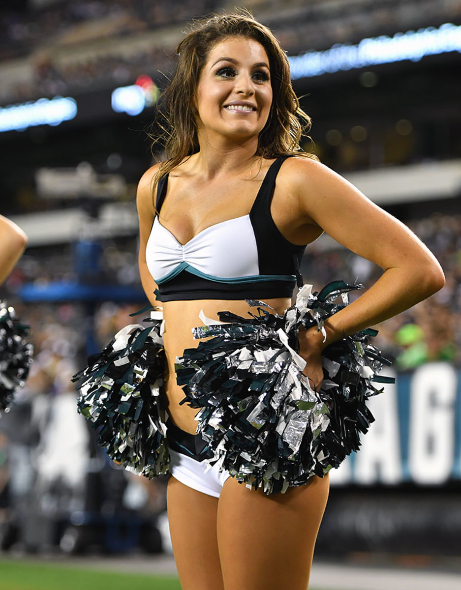 Philadelphia-Eagles-cheerleaders-DHW16090163Jets_at_Eagles.jpg