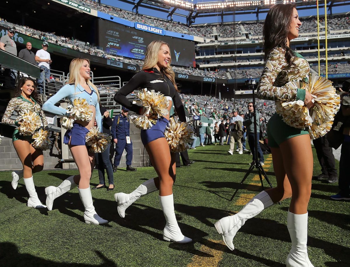 New-York-Jets-Flight-Crew-cheerleaders-AP_16318645691871.jpg