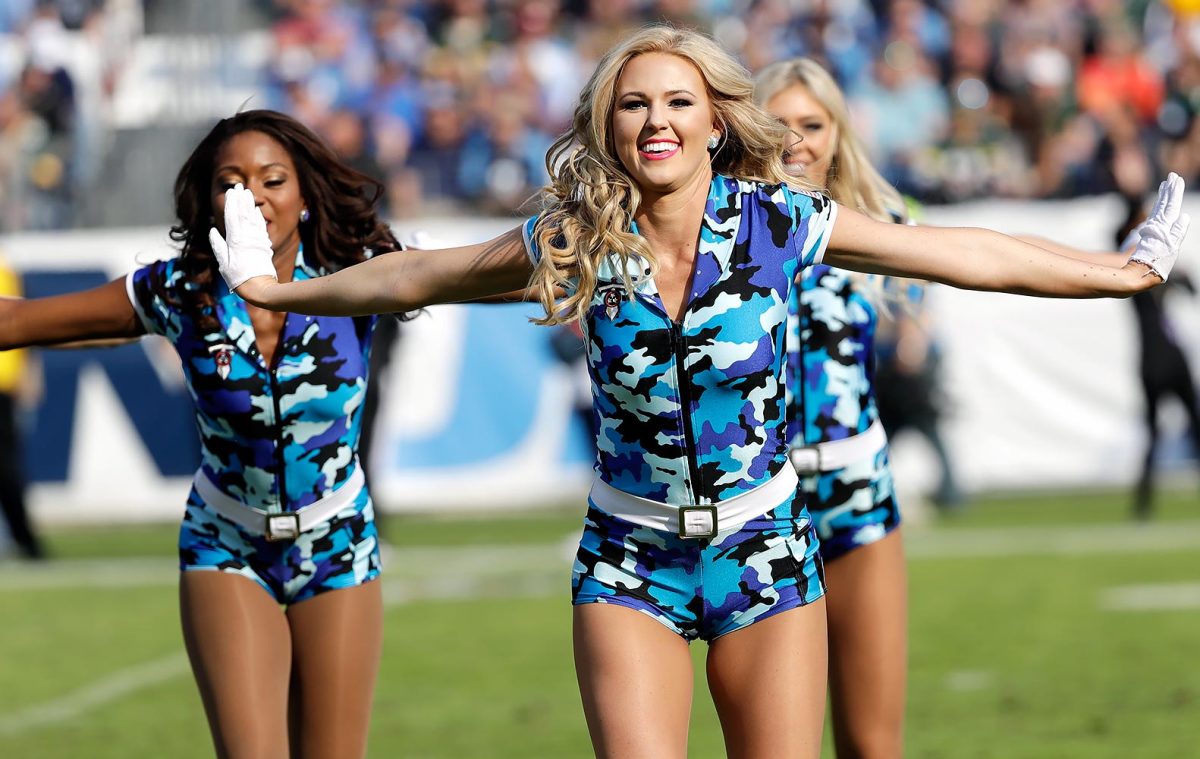 Tennessee-Titans-cheerleaders-AP_16318747829106.jpg