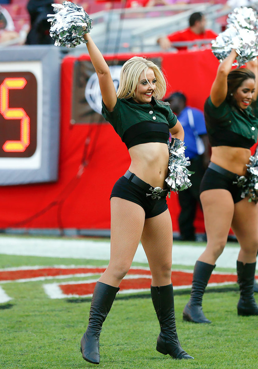 Tampa-Bay-Buccaneers-cheerleaders-GettyImages-623170360_master.jpg