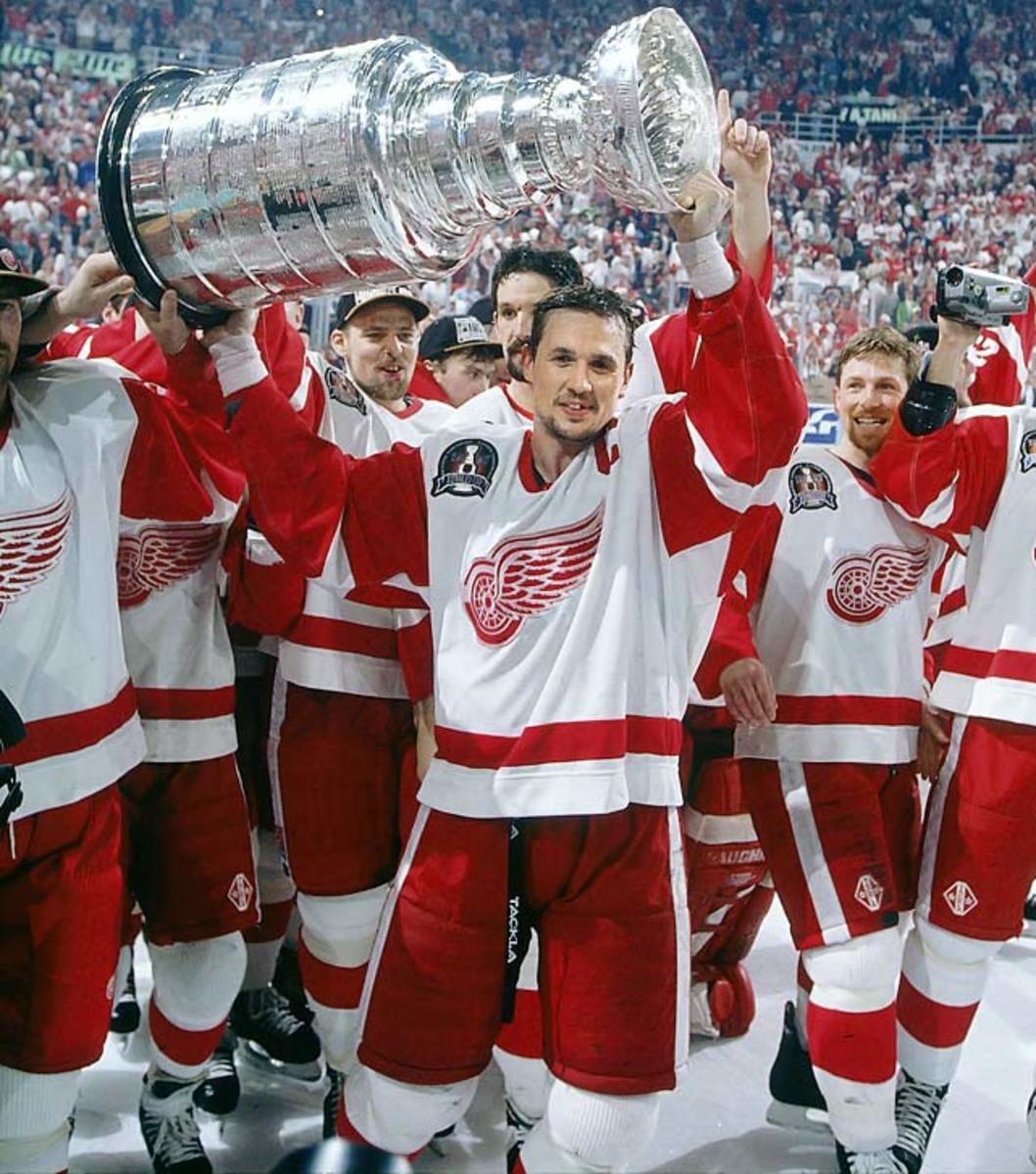 Steve Yzerman, center