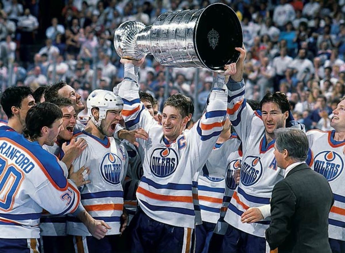 Wayne Gretzky, center