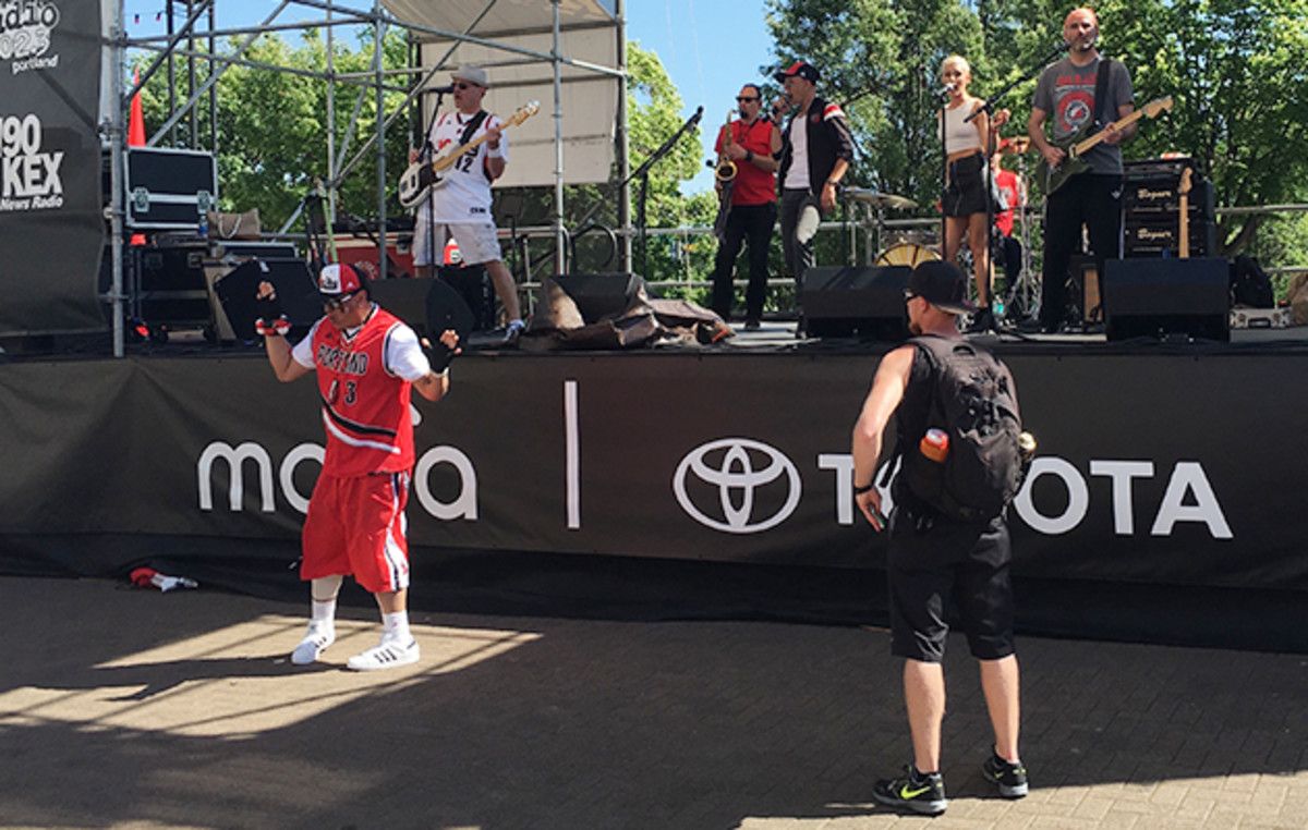 nba-finals-cavs-warriors-trail-blazers-moda-center-dancing.jpg
