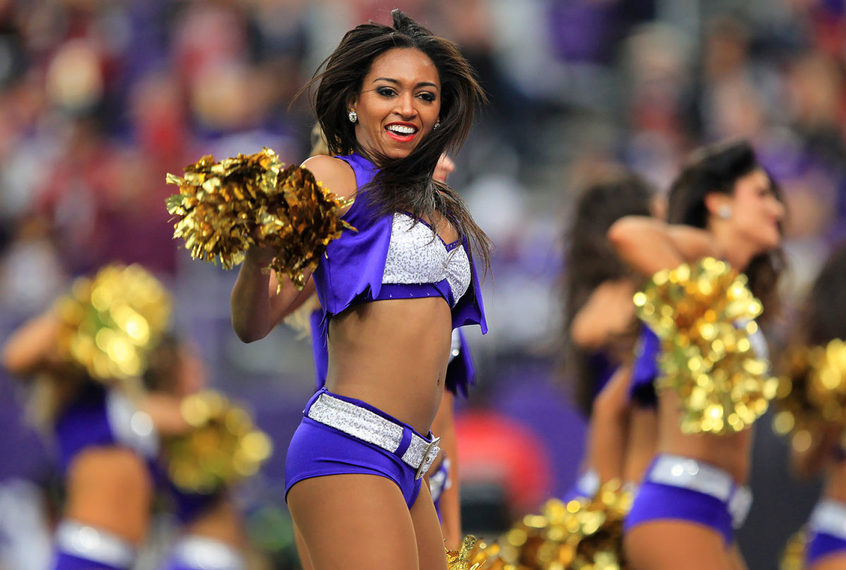 Minnesota-Vikings-cheerleaders-AP_16325769423289.jpg