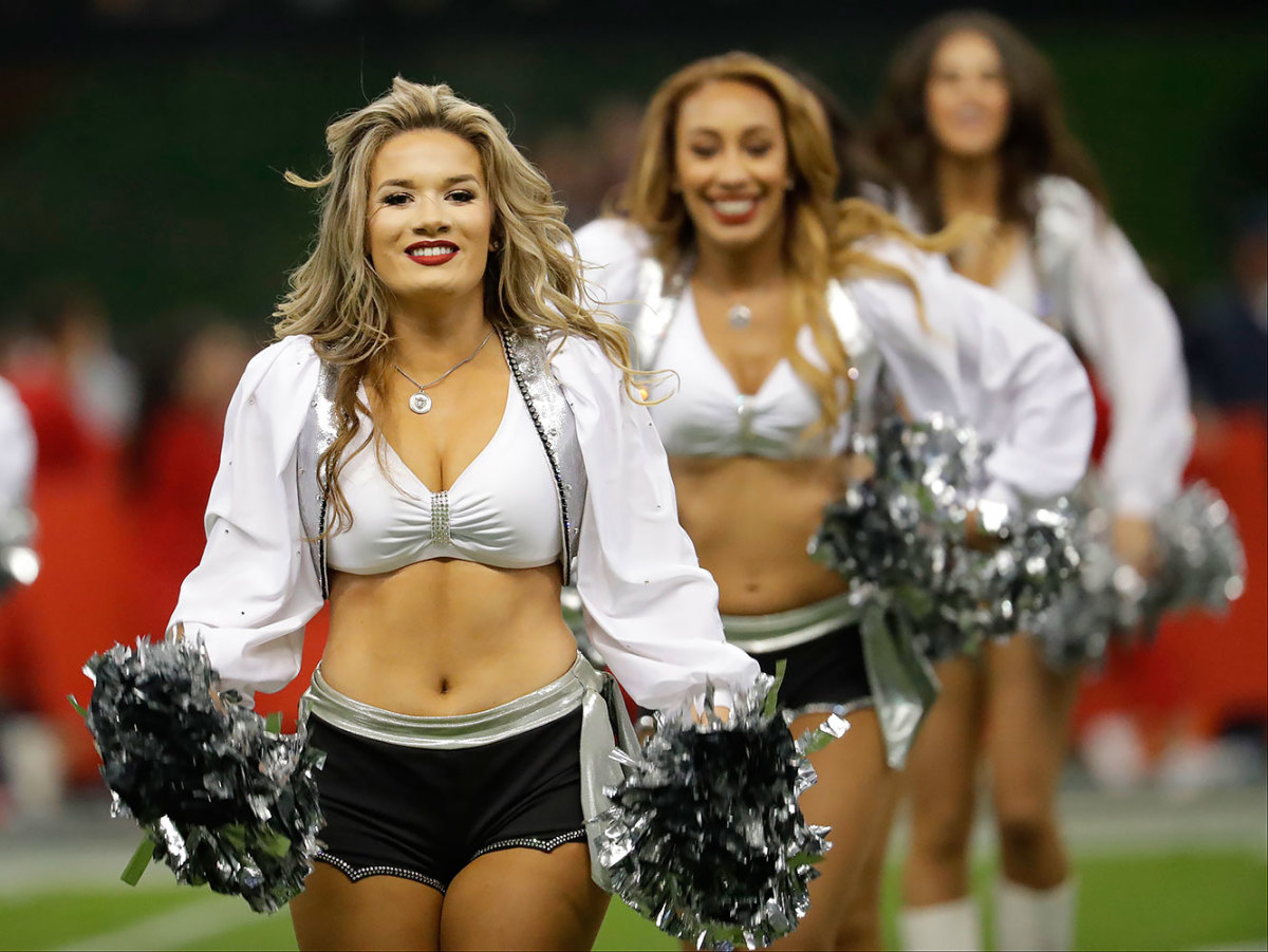Oakland-Raiders-Raiderettes-cheerleaders-AP_16327072279273.jpg