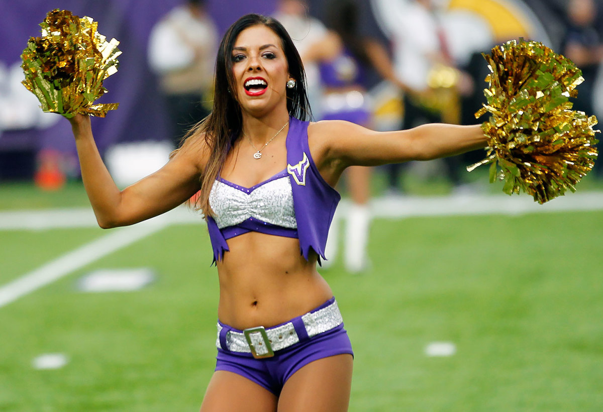 Minnesota-Vikings-cheerleaders-AP_16325769486138.jpg