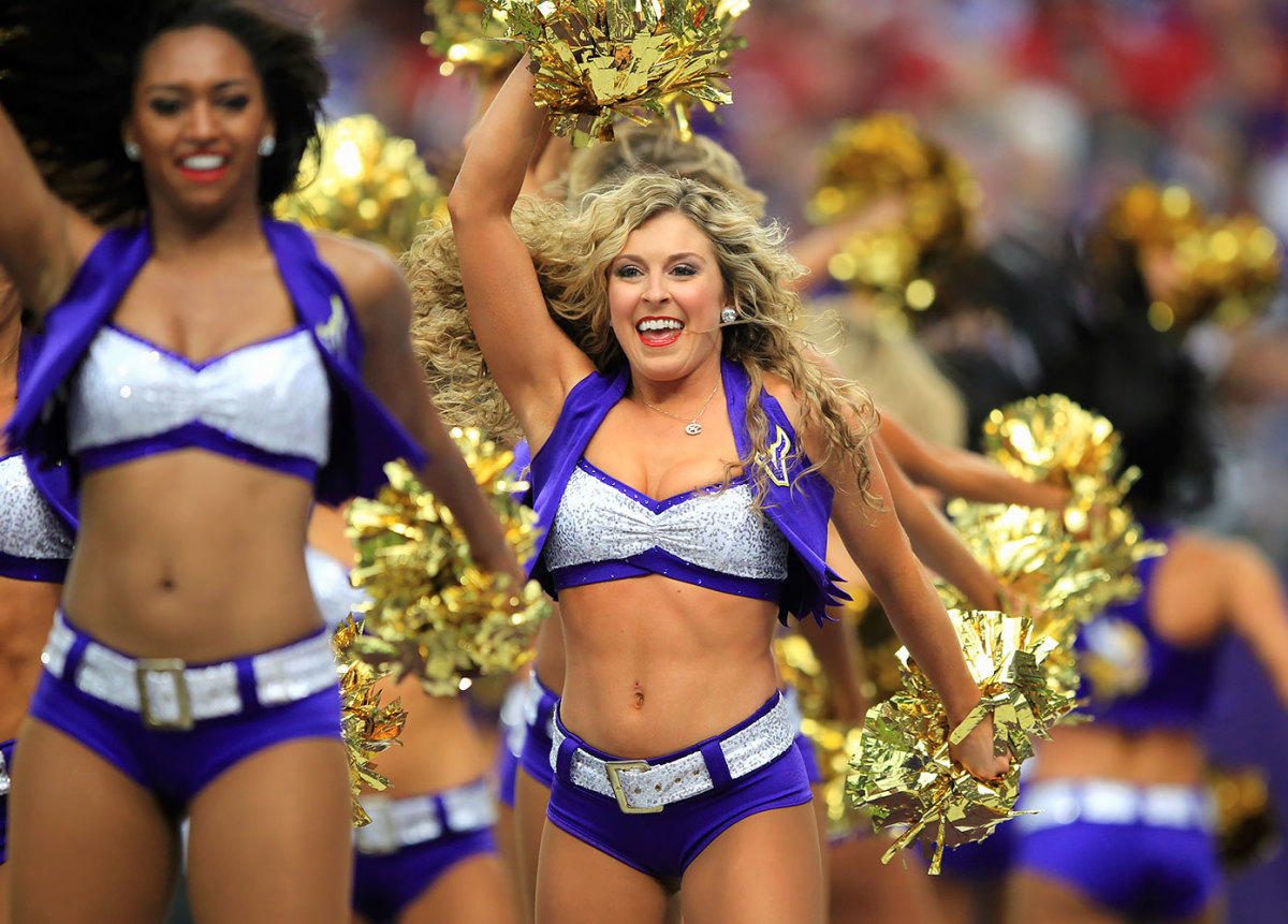 Minnesota-Vikings-cheerleaders-AP_16325769421198.jpg