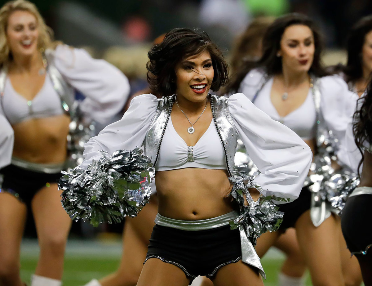 Oakland-Raiders-Raiderettes-cheerleaders-AP_16327144477899.jpg
