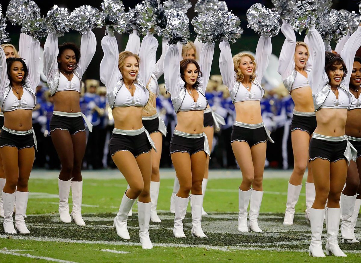 Oakland-Raiders-Raiderettes-cheerleaders-AP_16327145322137.jpg