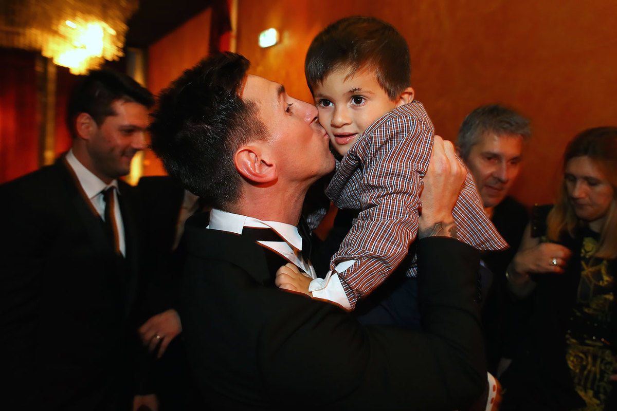 2016-0111-Lionel-Messi-son-Thiago-kiss.jpg