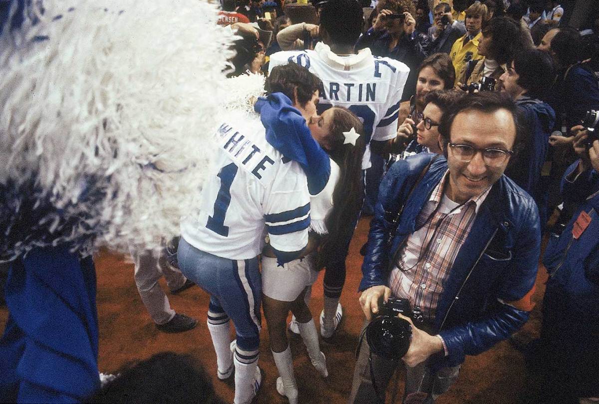 1978-0115-Danny-White-Cowboys-cheerleader-kiss-017034710.jpg