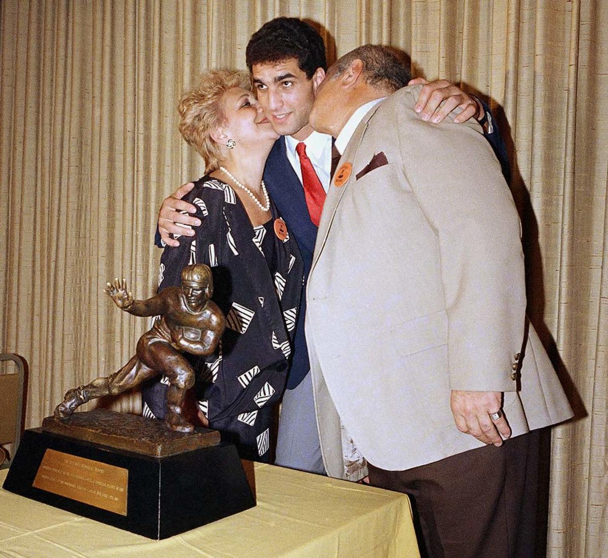 1986-1207-Vinny-Testaverde-parents-kiss.jpg