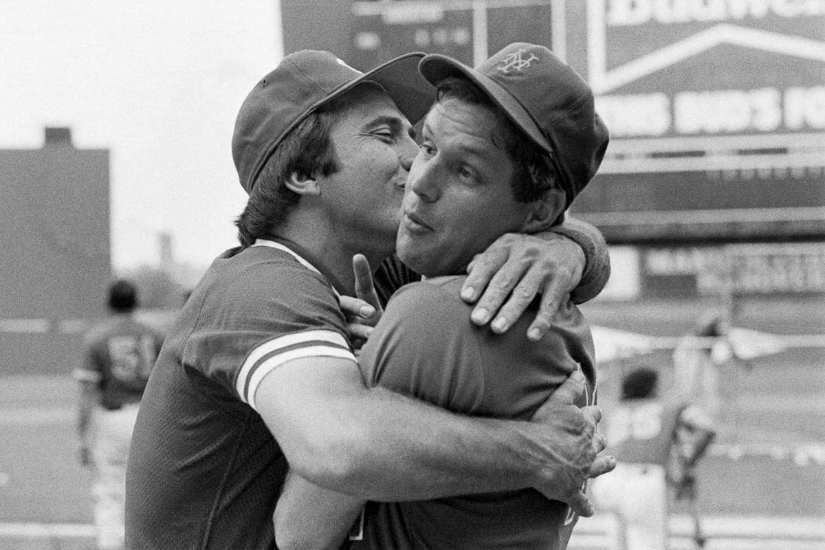 1983-0713-Johnny-Bench-Tom-Seaver-kiss.jpg