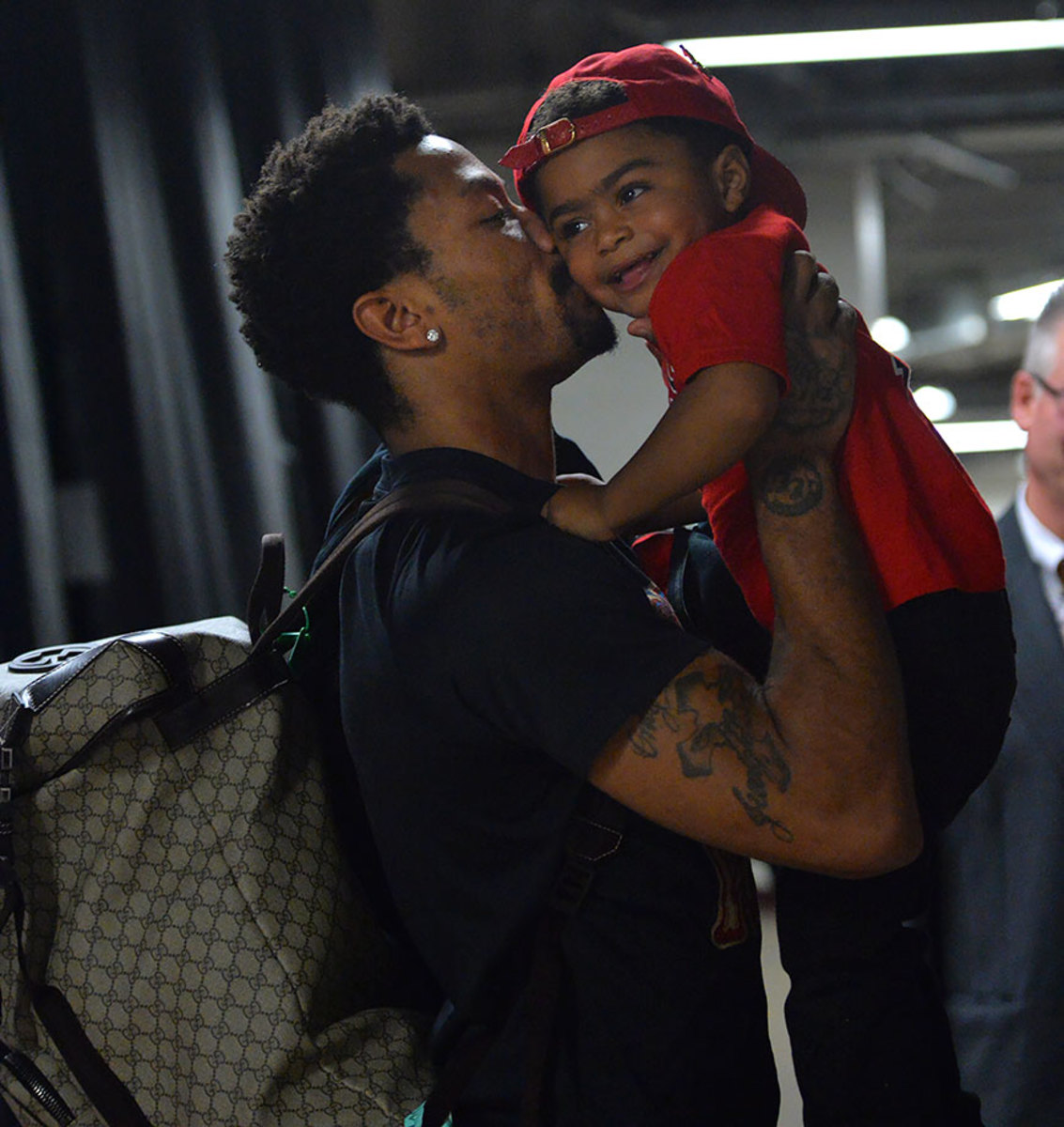 2015-0508-Derrick-Rose-son-PJ-kiss.jpg