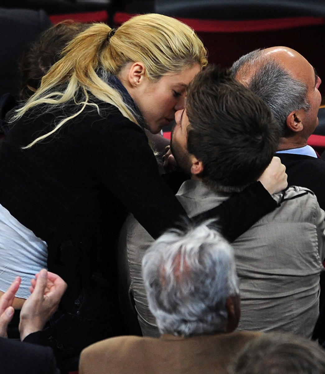 2011-0423-Gerard-Pique-Shakira-kiss.jpg
