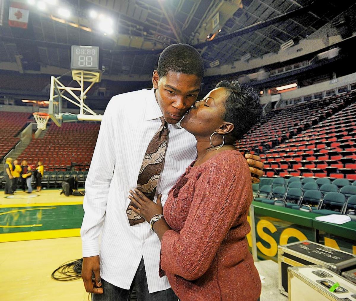 2007-1101-Kevin-Durant-mom-Wanda-kiss-075801239.jpg