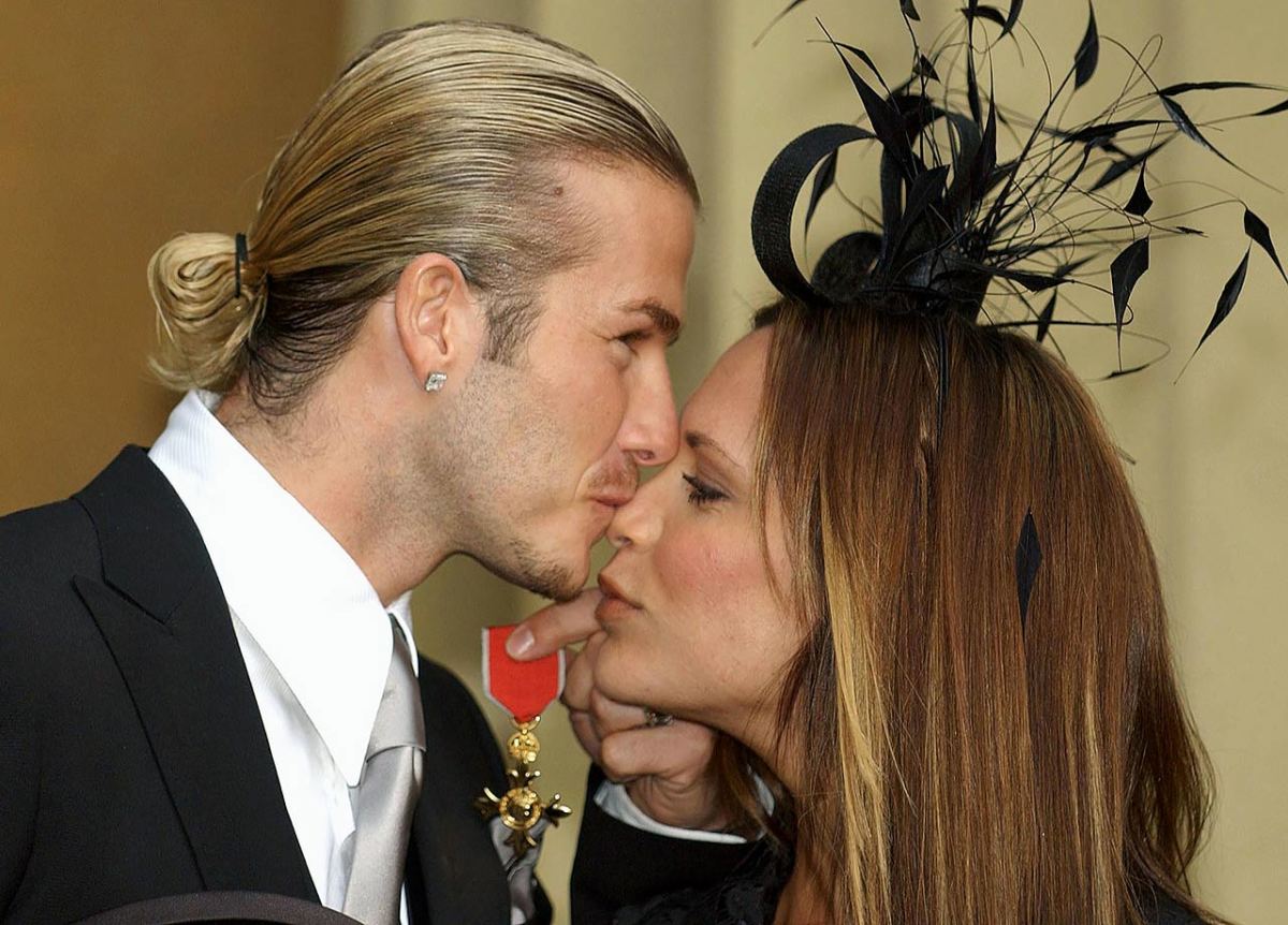 2003-1127-David-Beckam-wife-Victoria-kiss.jpg