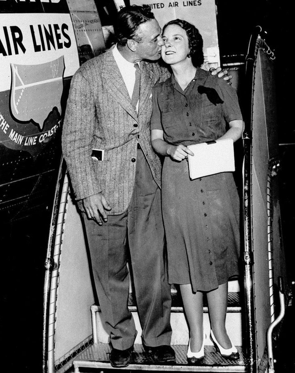 1939-0621-Lou-Gehrig-wife-Eleanor-kiss.jpg