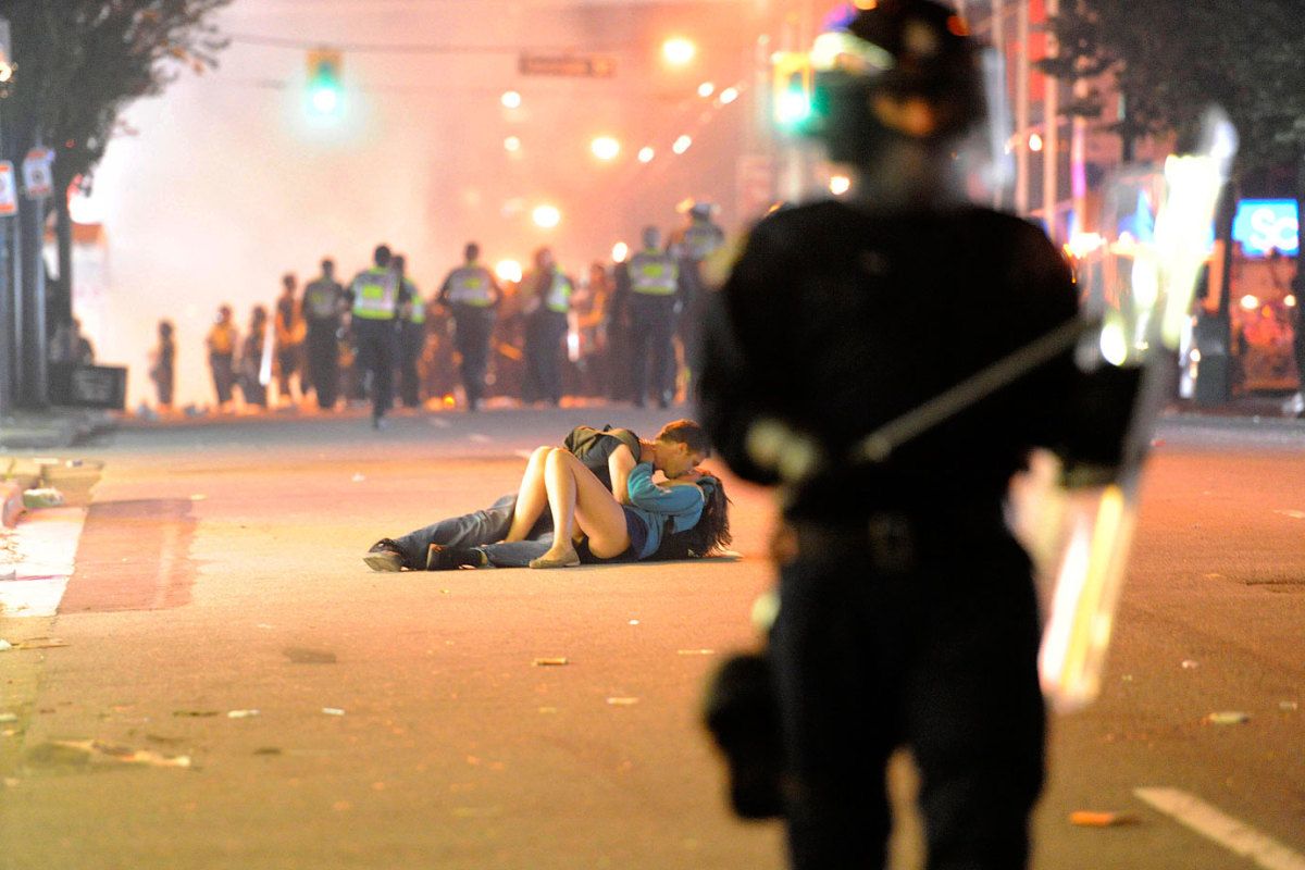 2011-0614-Vancouver-riots-kiss.jpg