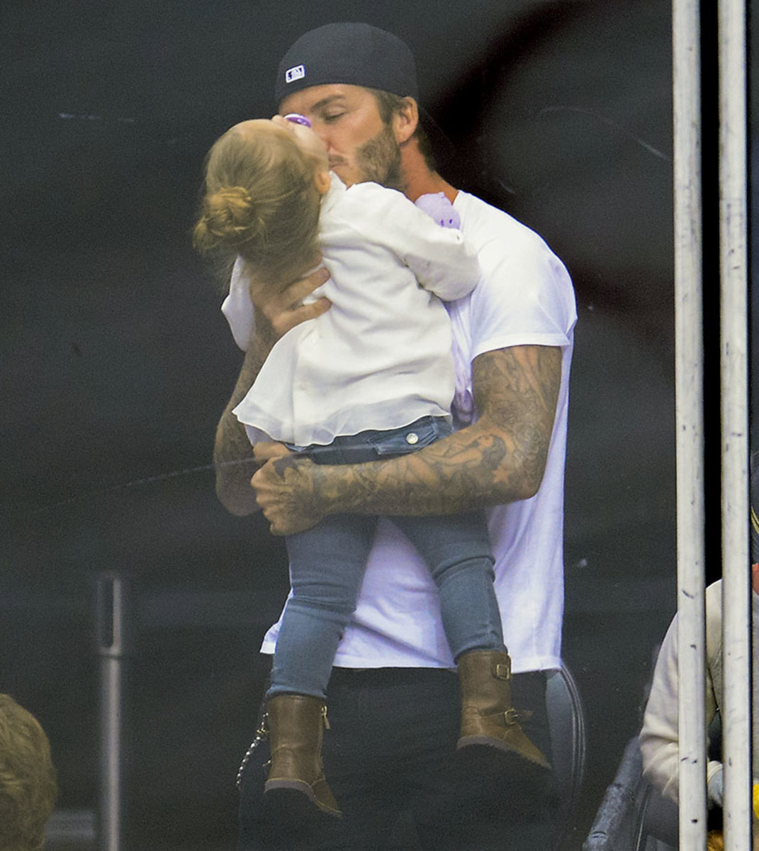 2014-0412-David-Beckham-daughter-Harper-kiss.jpg