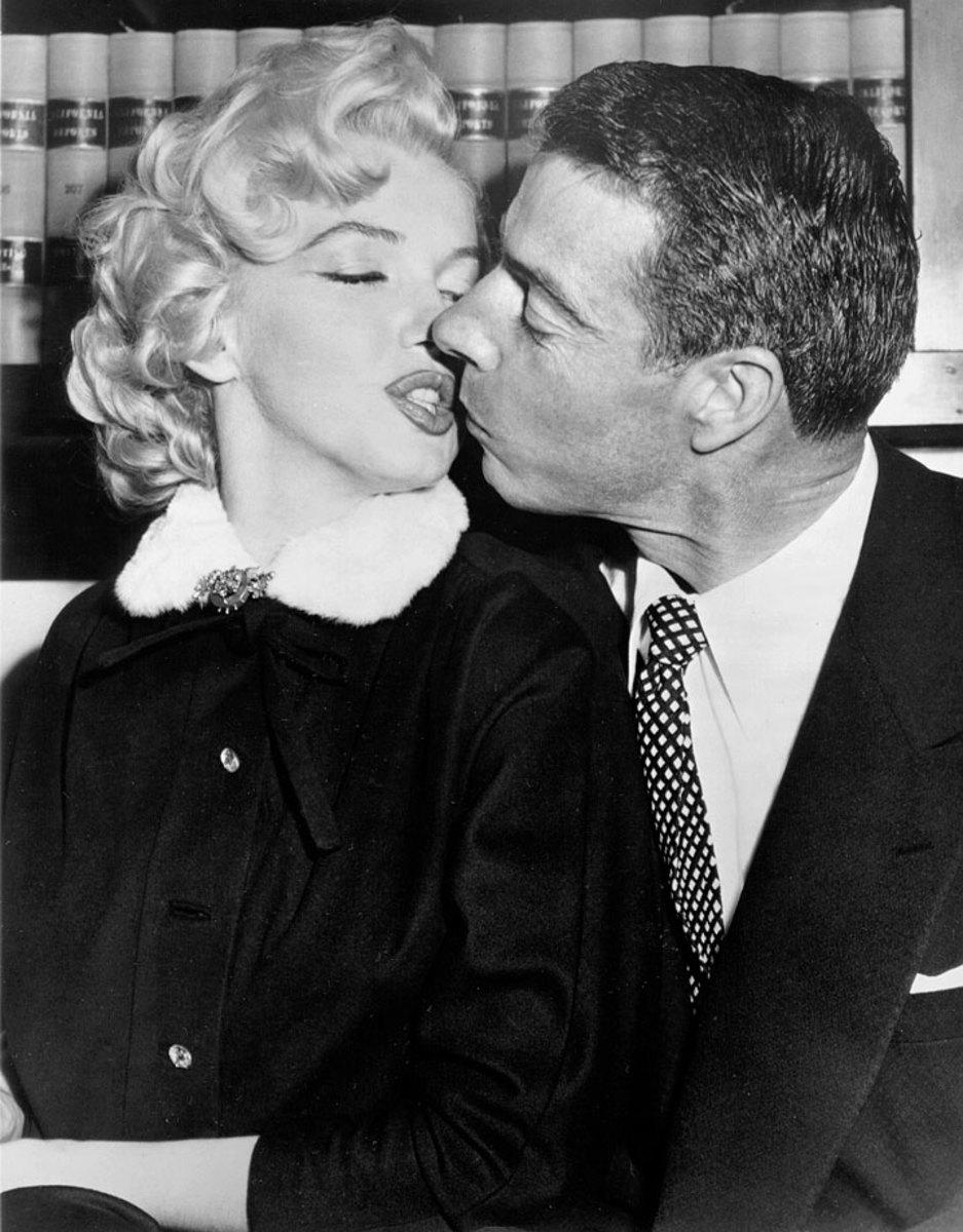 1954-Joe-DiMaggio-Marilyn-Monroe-wedding-kiss.jpg