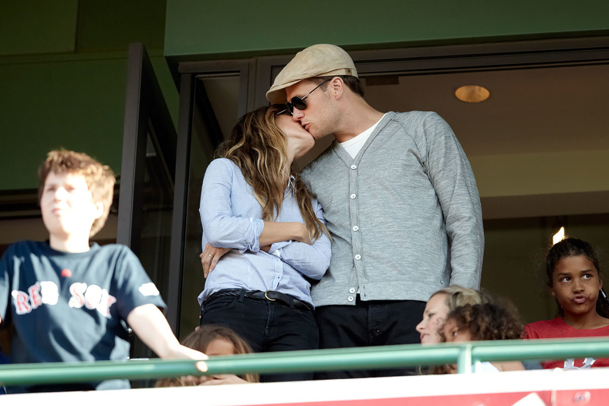 2012-0420-Tom-Brady-wife-Gisele-Bundchen-kiss-op1s-121725.jpg