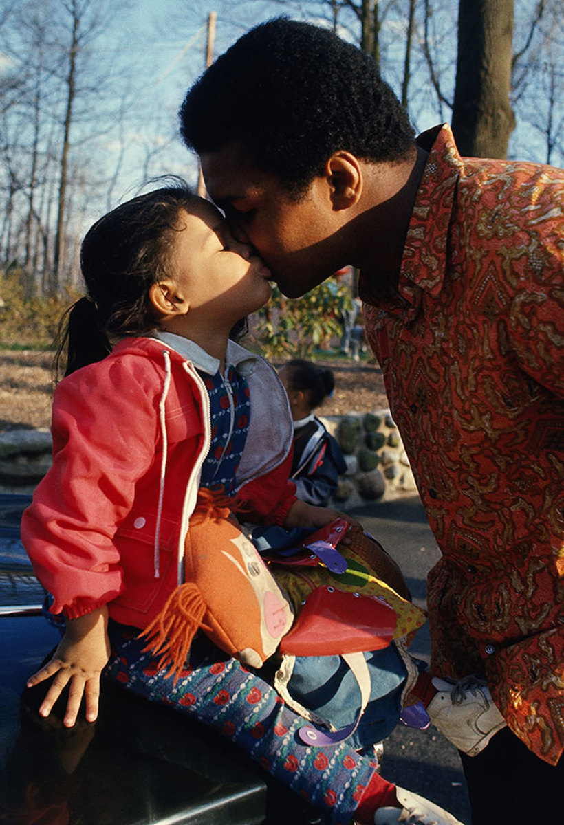 1973-0413-Muhammad-Ali-kissing-daughter-Jamillah-014473439.jpg