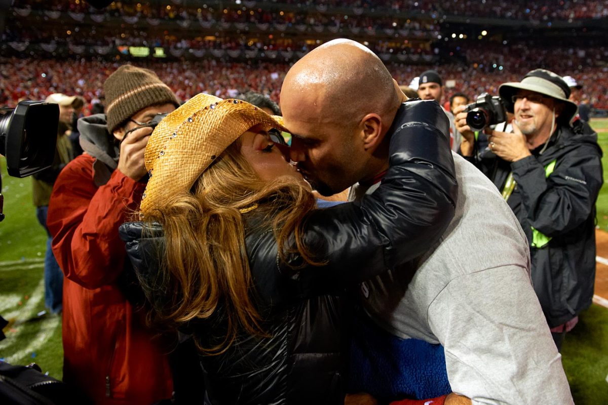 2011-Albert-Pujols-wife-Deidre-kiss-op1x-43313.jpg