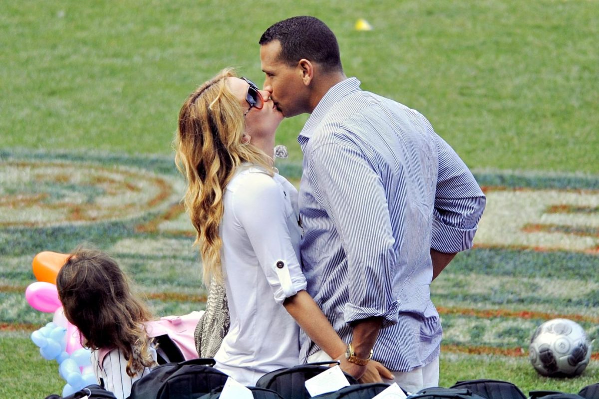 2009-0725-Alex-Rodriguez-Kate-Hudson-kiss.jpg