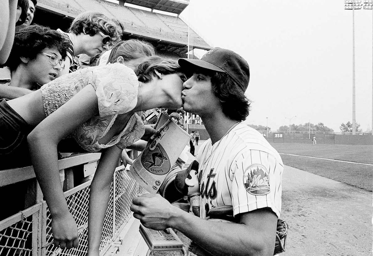 1977-0709-Lee-Mazzilli-fan-kiss.jpg