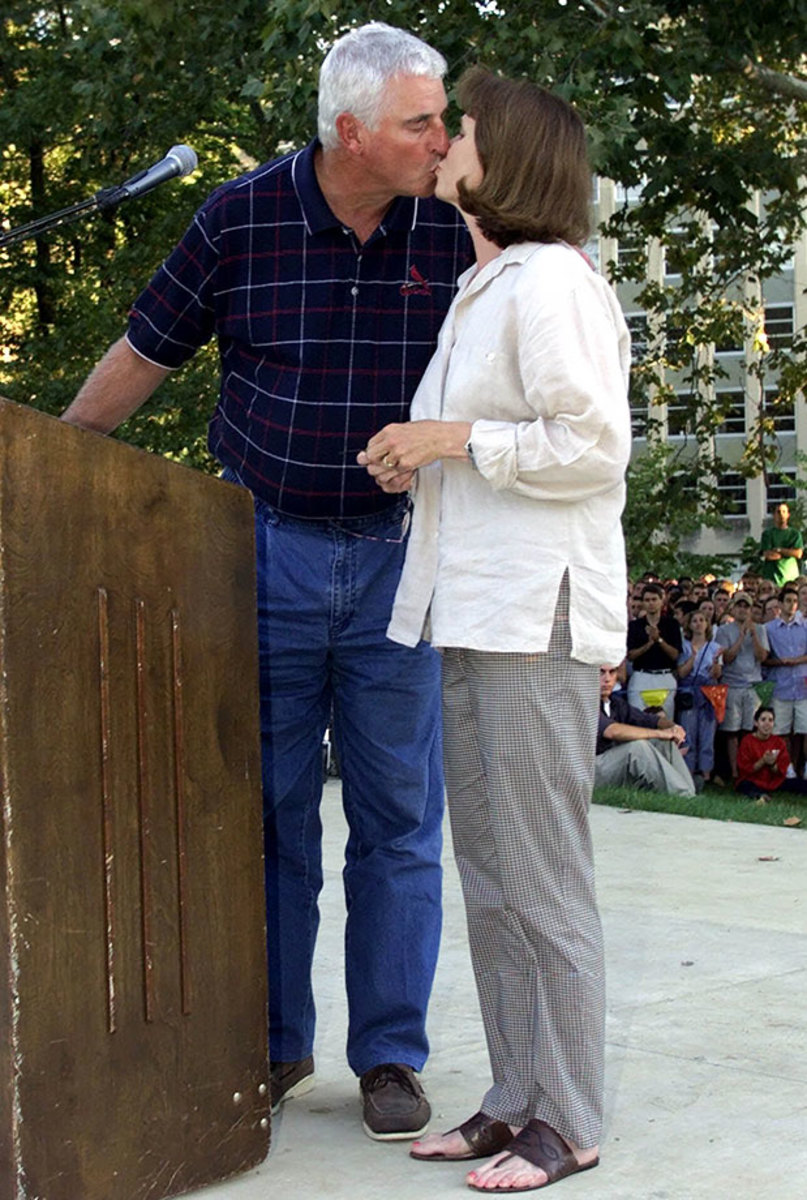 2000-0913-Bobby-Knight-wife-Karen-kiss.jpg