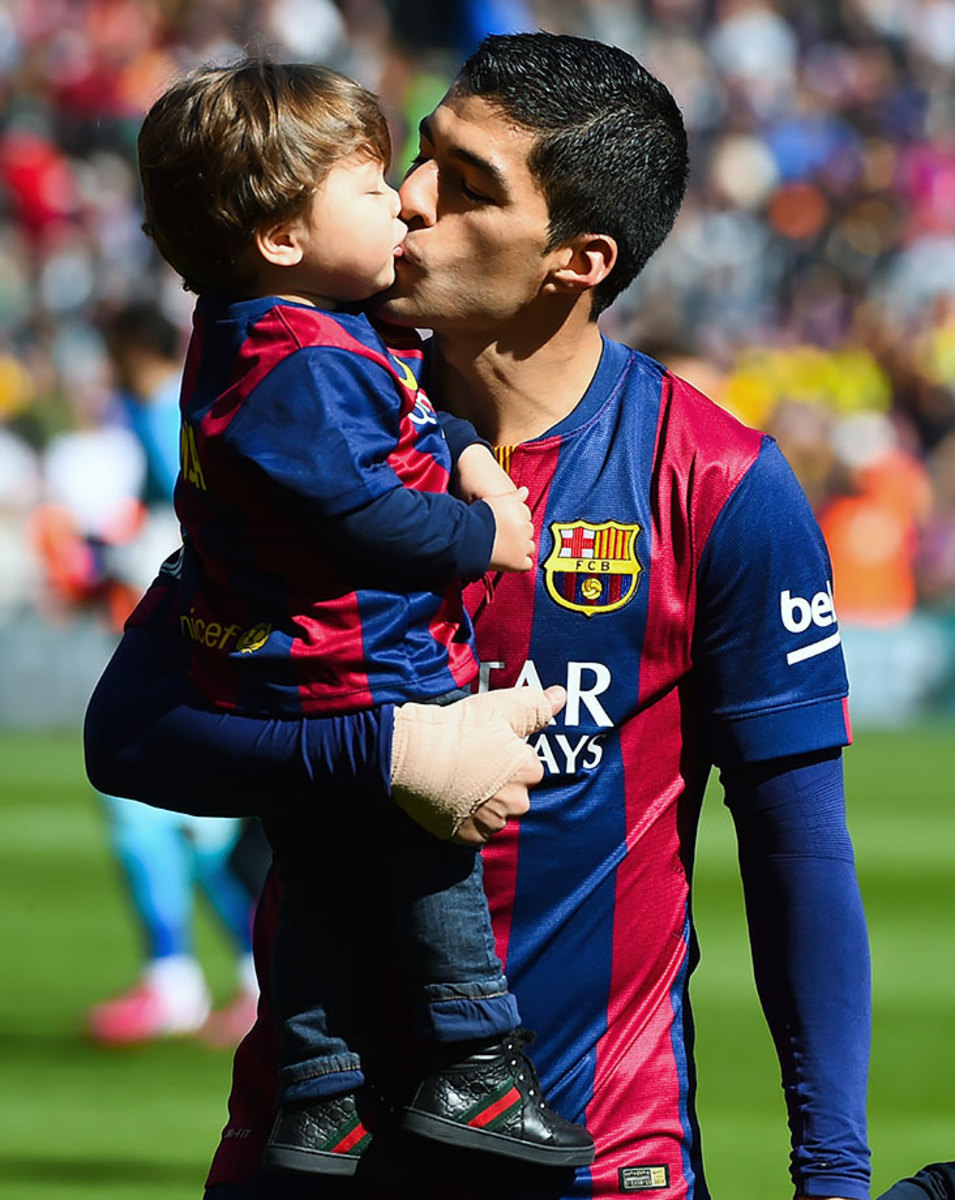 2015-0308-Luis-Suarez-son-Benjamin-kiss.jpg