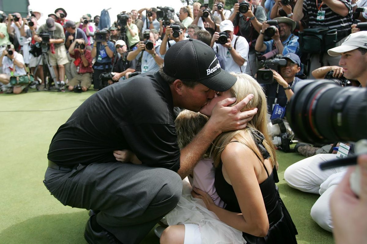 2005-0815-Phil-Mickelson-wife-Amy-kiss-079004877.jpg
