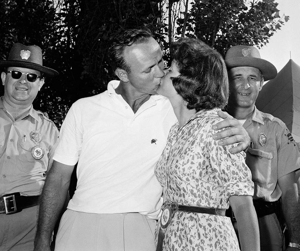 1962-0616-Arnold-Palmer-wife-Winnie-kiss.jpg