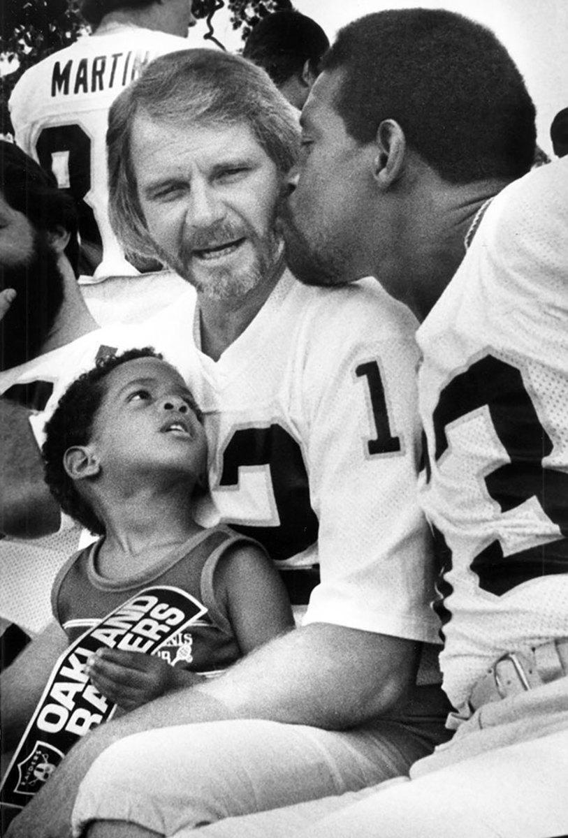 1979-0721-Ken-Stabler-Gene-Upshaw-kiss.jpg