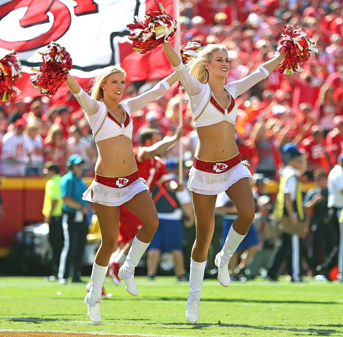 Kansas-City-Chiefs-cheerleaders-DGM160911619_Chargers_at_Chiefs.jpg