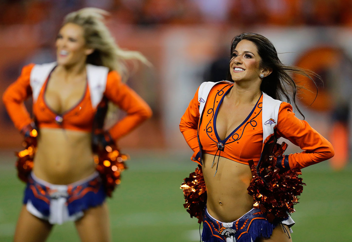 Denver-Broncos-cheerleaders-AP_149569426973.jpg