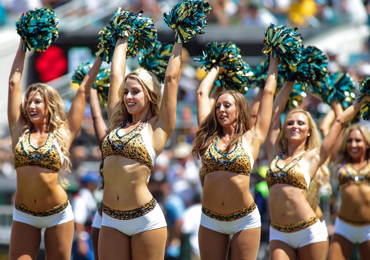 Jacksonville-Jaguars-The-ROAR-cheerleaders-DFH1609113192Jaguars_vs_Packers.jpg